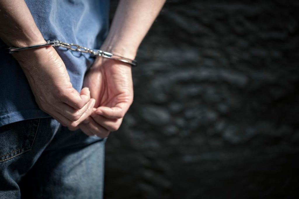 homicídio doloso: homem sendo preso