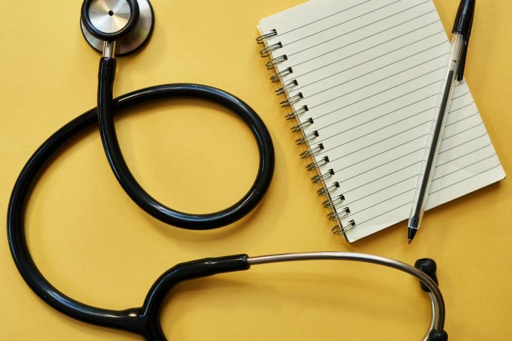 qual o sintoma da dengue: médico