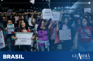 Mulheres protestam em Brasília contra o projeto de lei que equipara aborto após 22 semanas a homicídio.