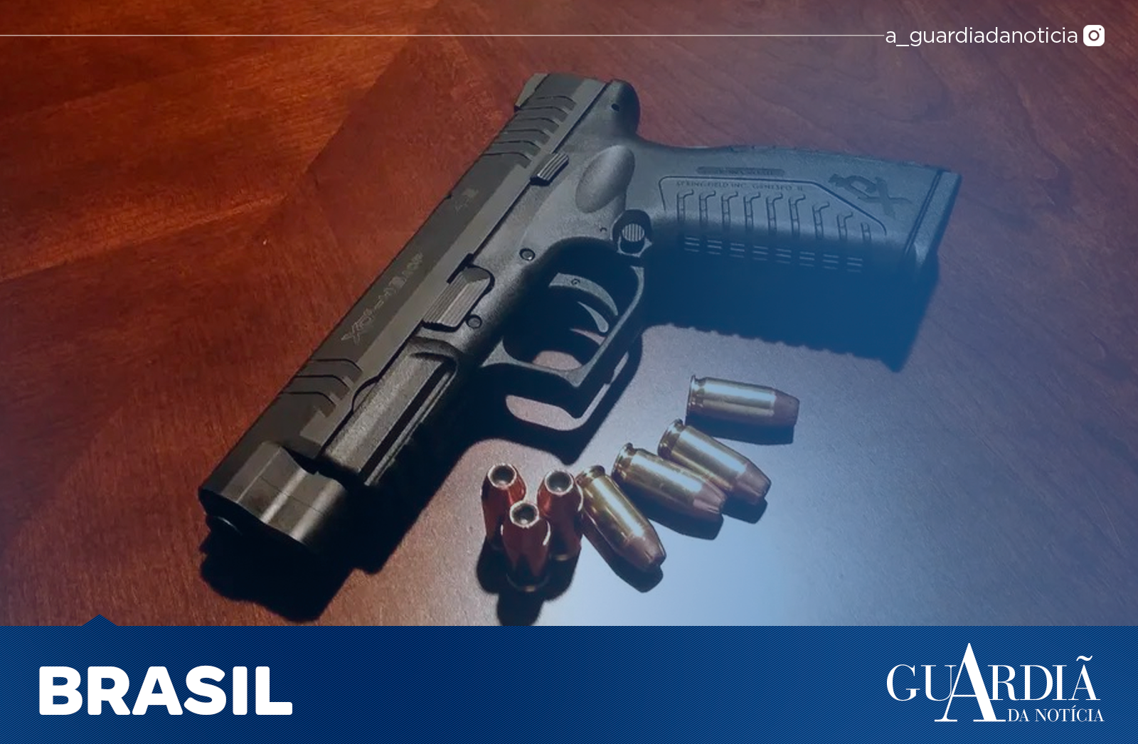 Pistola com munições.